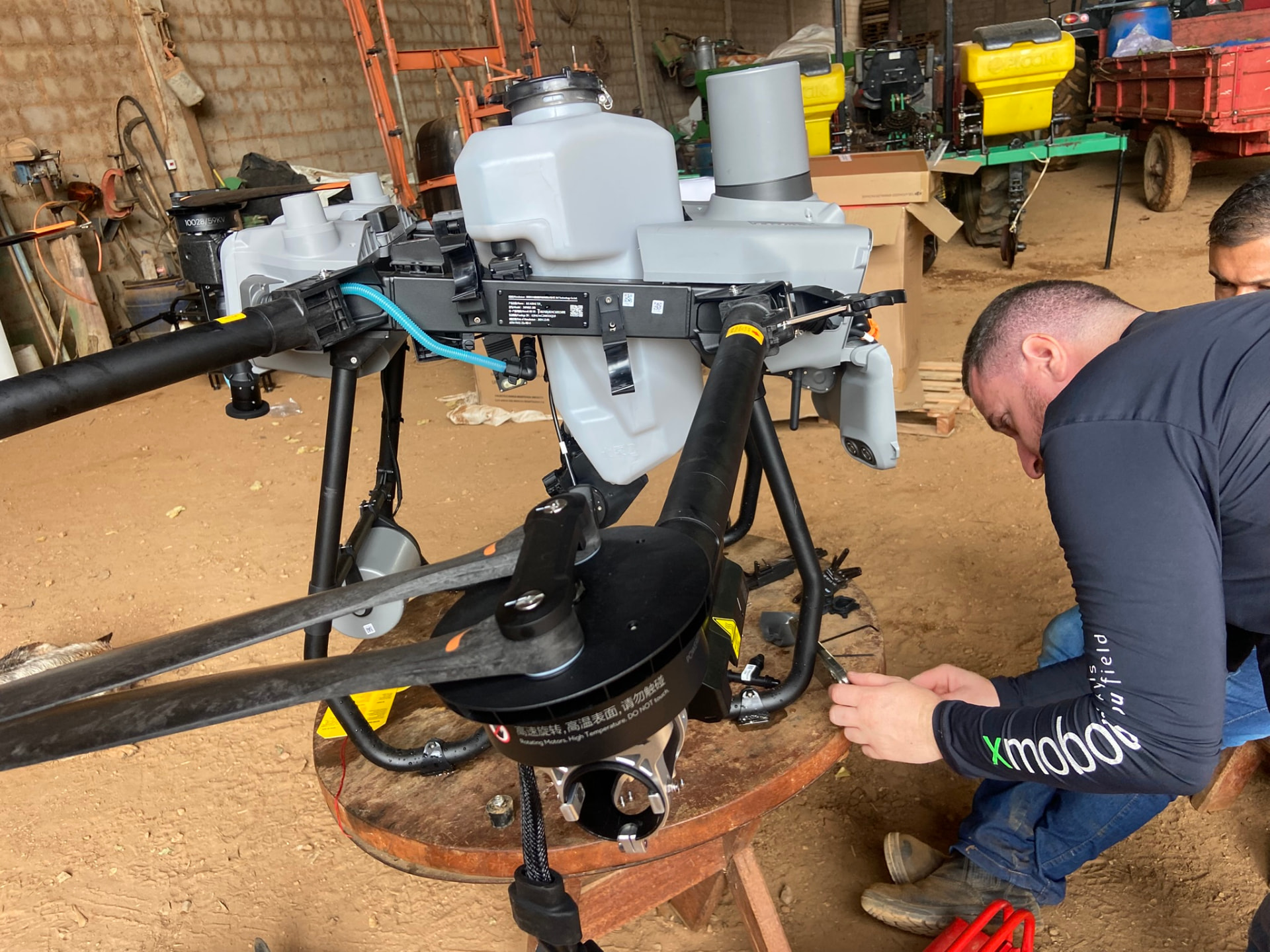 Equipe da PH Drones revisando um drone agrícola para o trabalho no campo