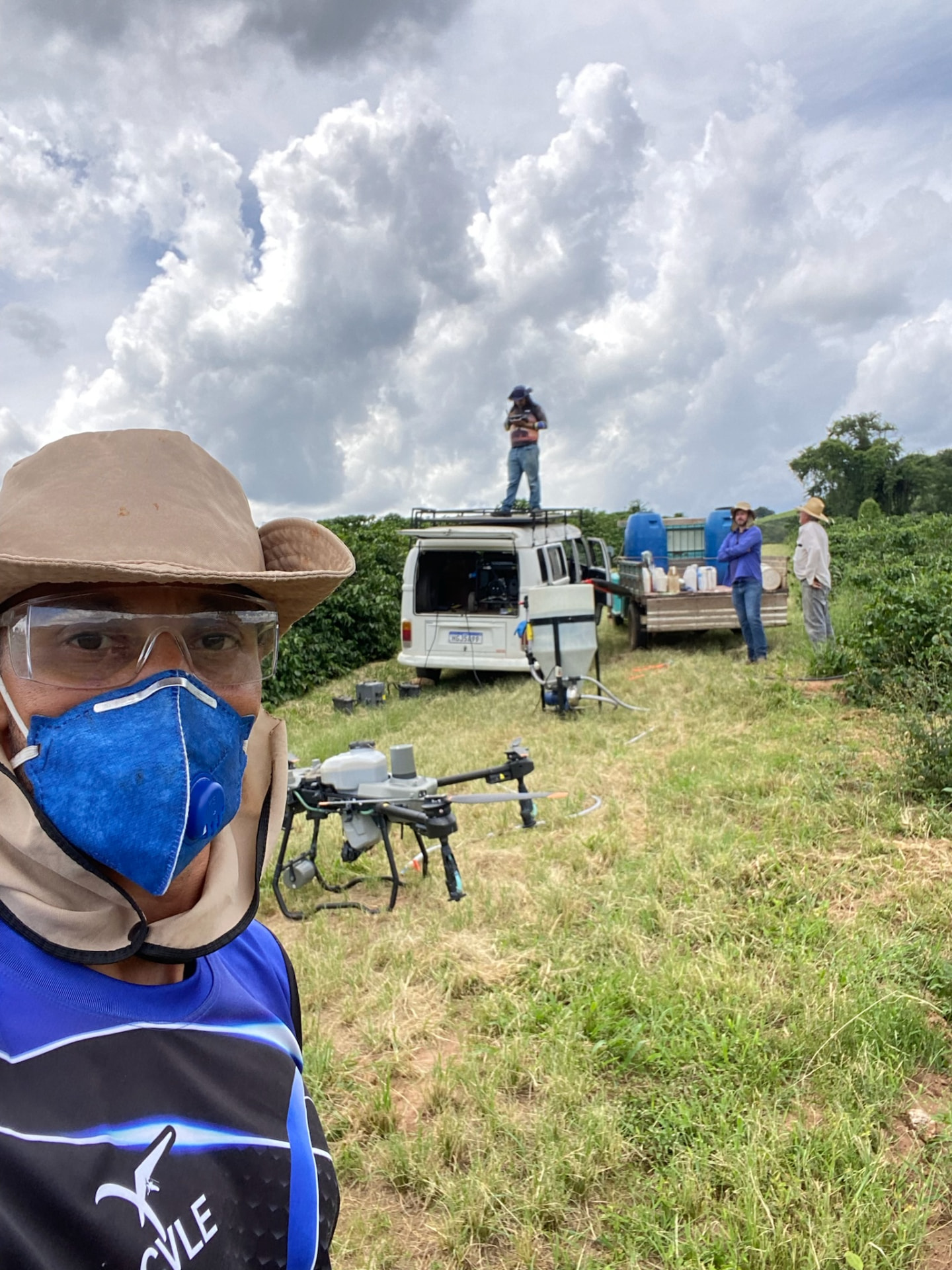 Equipe PH Drones durante atendimento em uma propriedade rural